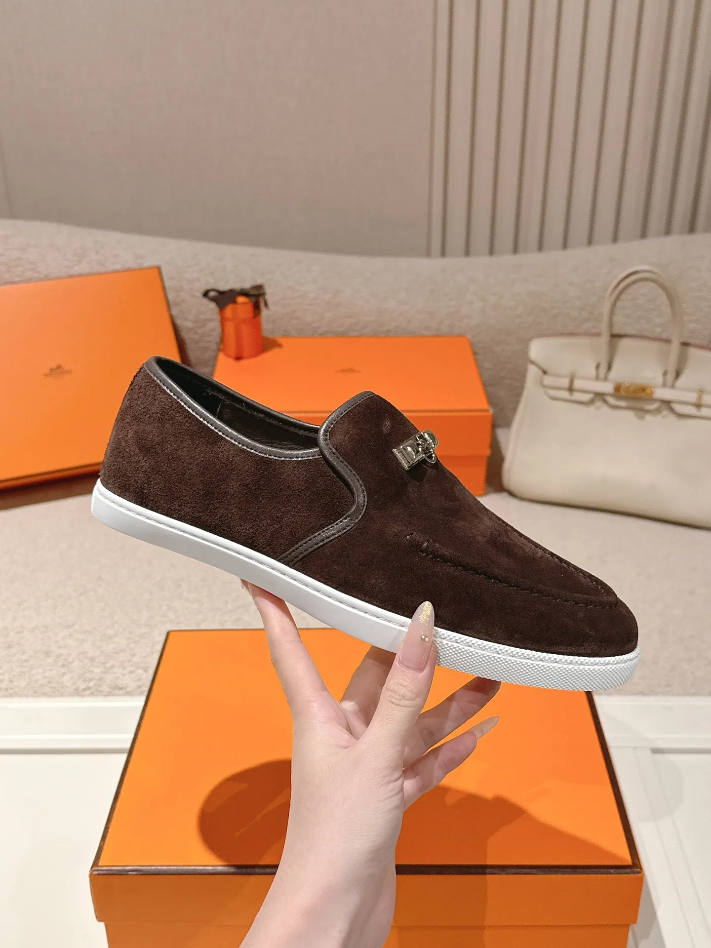 Men's Men's Shoes 600💰 Hermes# Couple Studded Loafers Calfskin and suede goatskin lace-up free sneakers with signature "H" detail. The design is simple and smooth, creating a fashionable urban look. It is comfortable and versatile. H family classics are not outdated, and the delivery counter is exquisitely packaged🛍📦 Fabric: Original customized imported first-layer cowhide/cow down Lining: Imported soft sheepskin Sole: Original open-molded anti-slip TPU material Size: 35-45